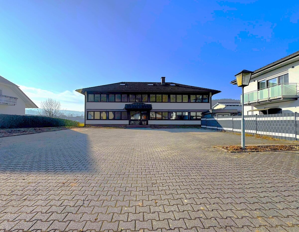 Straßenansicht Gebäude und...