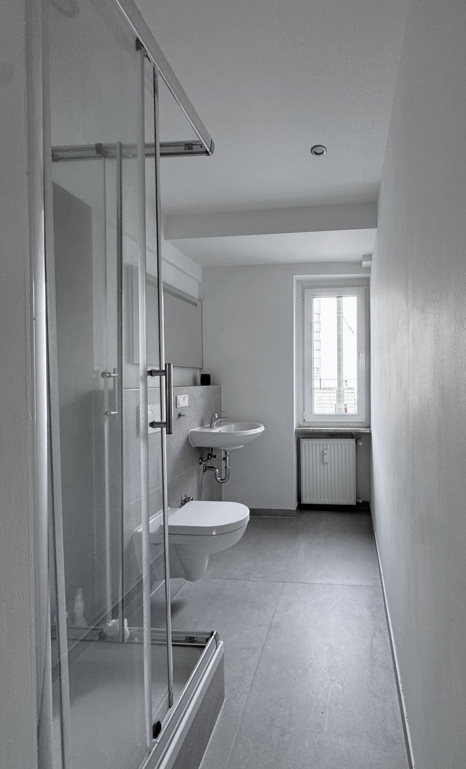 Tageslicht-Bad mit Dusche und WC